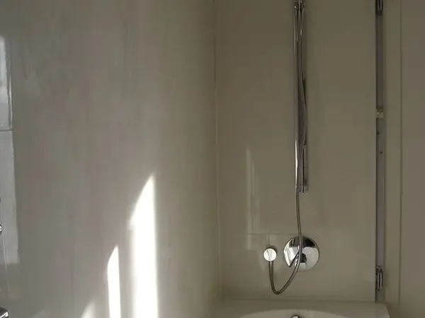 Instalacja prysznica nad wanną w trakcie wykończenia