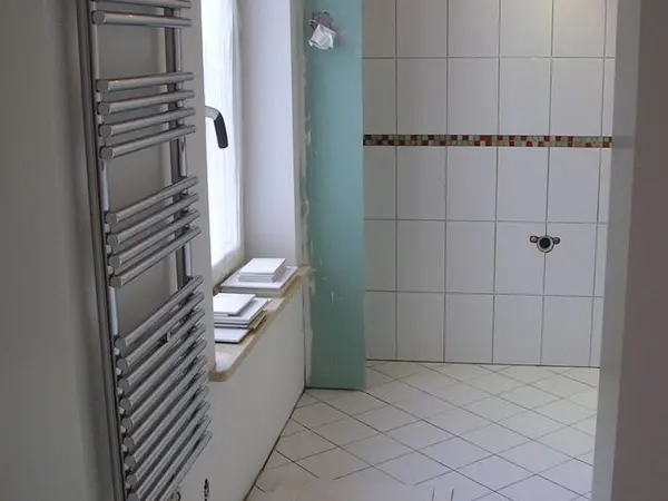 Grzejnik drabinkowy i glazura w łazience