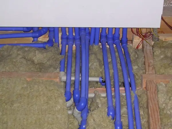 Instalacja ogrzewania podłogowego w trakcie montażu