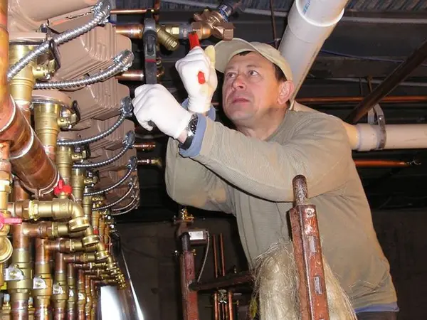 Prace przy instalacji miedzianej w kotłowni